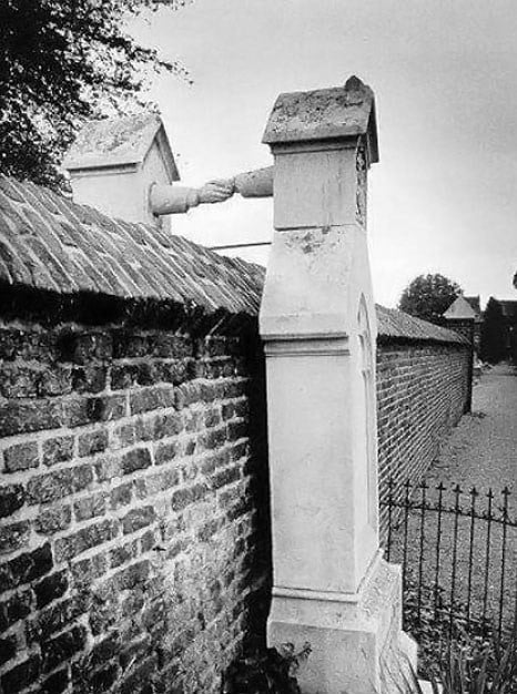 Oud-Kerkhof-graves-with-hands 2.jpg