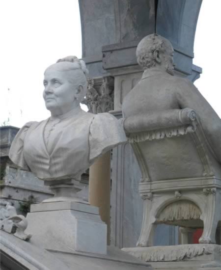 a98582_grave_2-recoleta-backs.jpg
