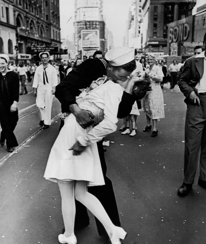 Iconic photo of couple kissing in Times Square after the war has ended